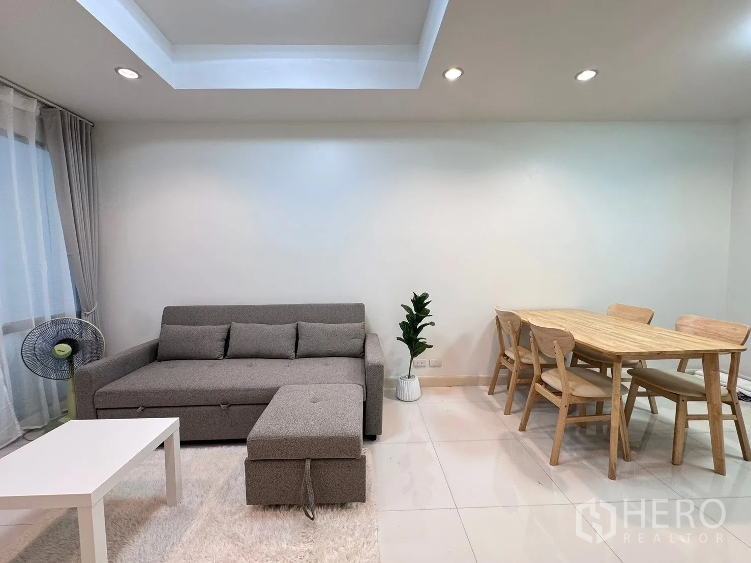 ทาวน์เฮาส์ for rent in Phra Khanong, Bangkok - โถงนั่งเล่นและรับประทานอาหารแบบโอเพ่นสเปซ แสงธรรมชาติส่องถึง.