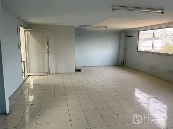 工厂 出租或出售在Bang Phli, Samut Prakan - 工厂内铺砖办公室，配有窗户和日光灯照明。