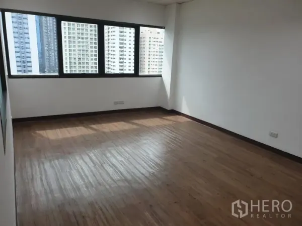 สำนักงาน ให้เช่าในWatthana, Bangkok - ห้องทำงานมุมอาคาร พื้นไม้ หน้าต่างยาวตลอดผนัง มองเห็นวิวสกายไลน์กรุงเทพฯ