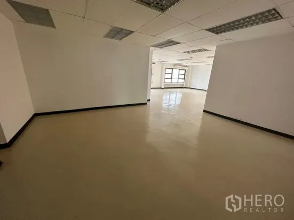 Office Space for rent in Pathum Wan, Bangkok - Large flexible office area with white walls and an opening leading to a bright workspace.