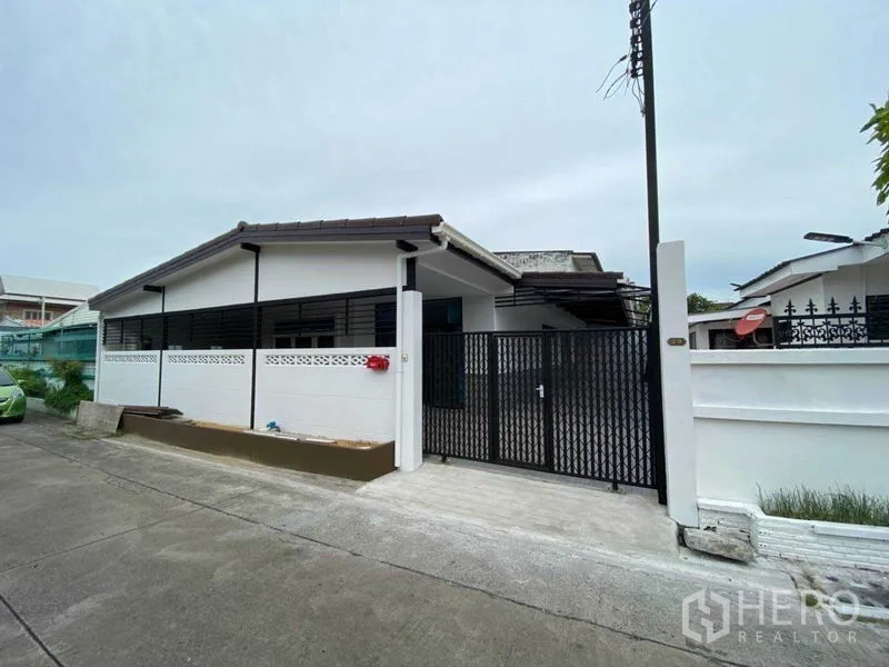 独立式住宅 出租在Huai Khwang, Bangkok - 单层独栋住宅外观，带前院铁门与车道。