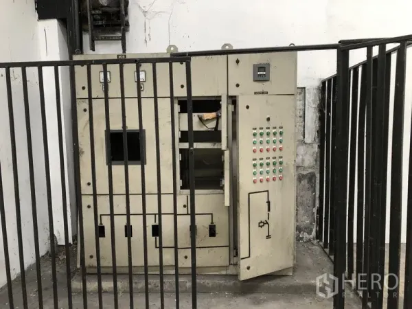 工厂 出租在Mueang Samut Prakan, Samut Prakan - 被围栏保护的工厂主配电柜与控制面板。