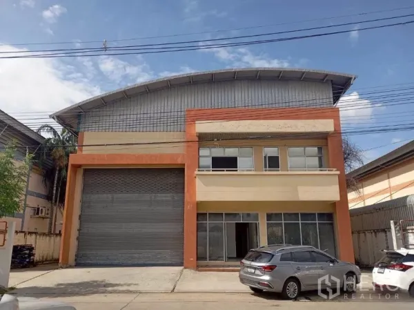 โรงงาน ให้เช่าในKhlong Luang, Pathum Thani - อาคารโรงงานติดถนน พร้อมประตูม้วนขนาดใหญ่และส่วนสำนักงาน 2 ชั้น มีที่จอดรถหน้าบ้าน