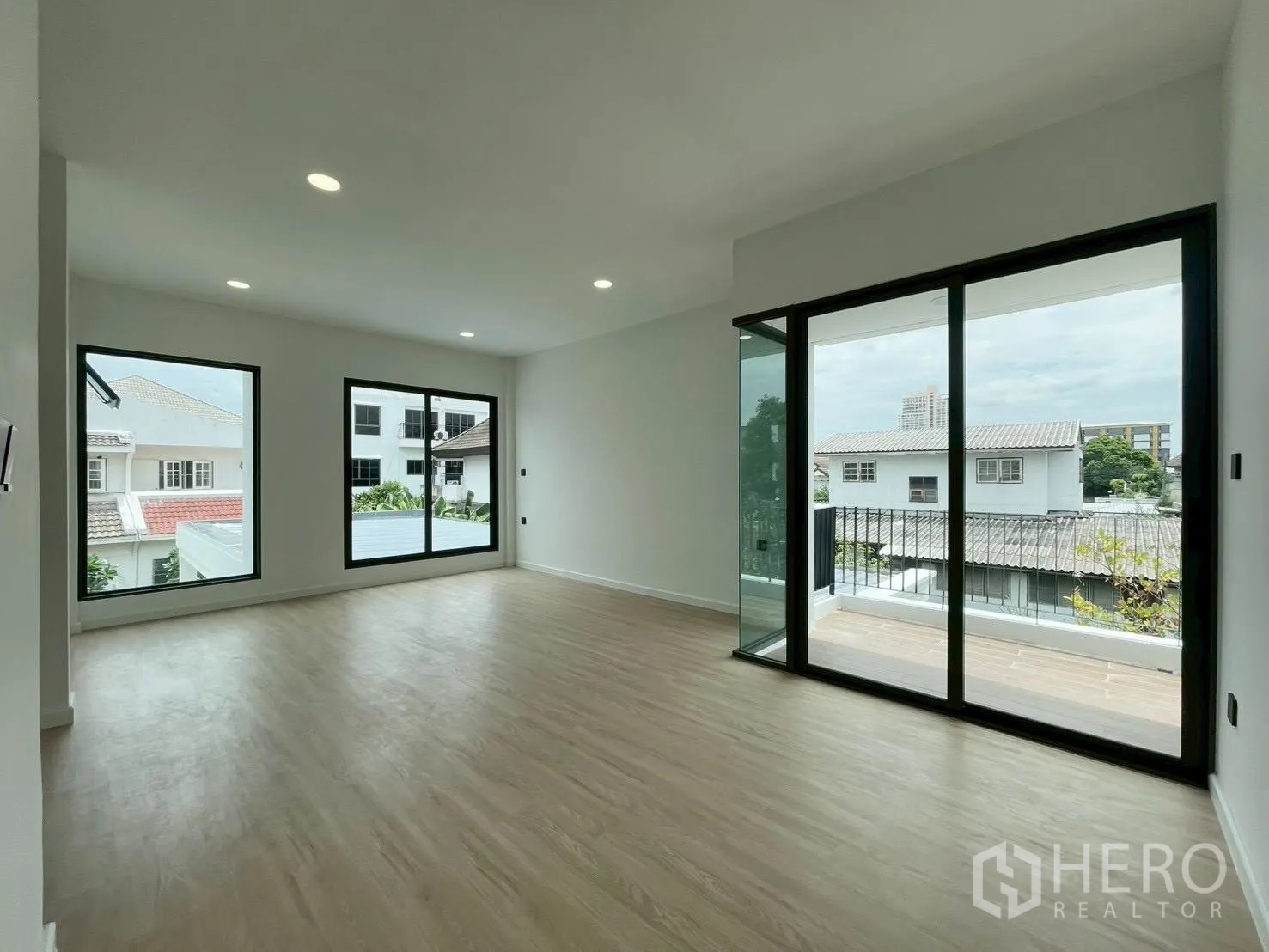 บ้านเดี่ยว for sale in Chatuchak, Bangkok - ห้องนอนกว้างมีประตูกระจกบานเลื่อนเปิดออกสู่ระเบียง