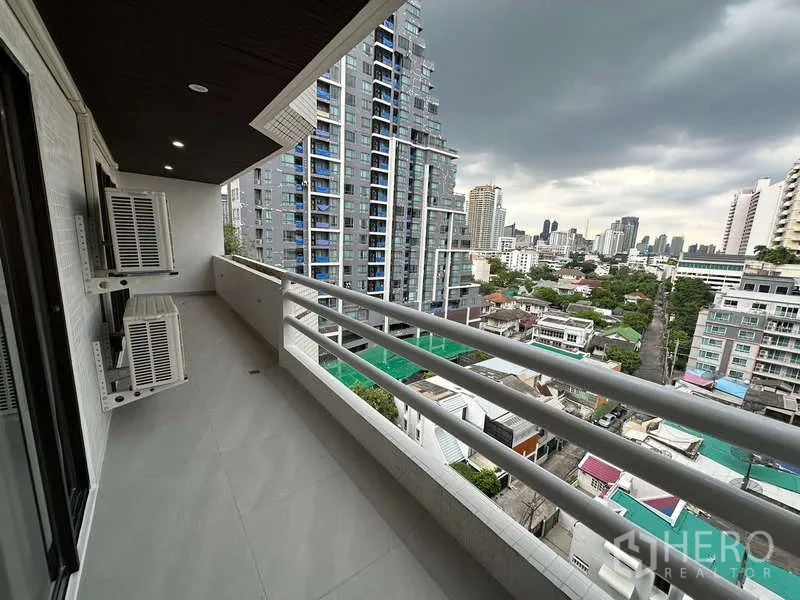 公寓 出租在Watthana, Bangkok - 阳台远眺城市与高楼，位于Phrom Phong片区
