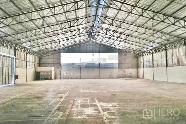 คลังสินค้า ให้เช่าในSaphan Sung, Bangkok - พื้นที่โกดังโปร่งไร้เสา หลังคาโครงเหล็กสูง มีช่องรับแสงและประตูโหลดสินค้าแบบกว้าง