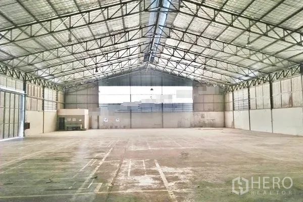 คลังสินค้า ให้เช่าในSaphan Sung, Bangkok - พื้นที่โกดังโปร่งไร้เสา หลังคาโครงเหล็กสูง มีช่องรับแสงและประตูโหลดสินค้าแบบกว้าง