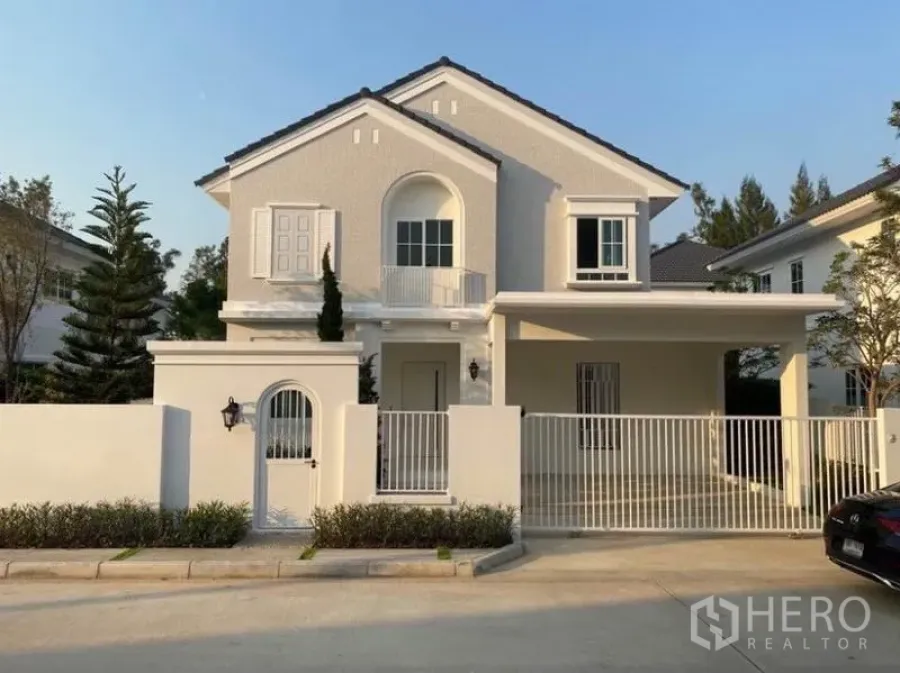 บ้าน ให้เช่าในBang Phli, Samut Prakan - บ้านเดี่ยวสองชั้นสีขาวในบางพลี รั้วรอบ พร้อมที่จอดรถในร่ม 2 คัน