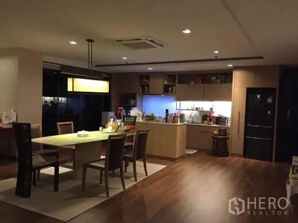 公寓 出售在Watthana, Bangkok - 开放式厨房与餐厅，木质柜体、岛台与吊灯