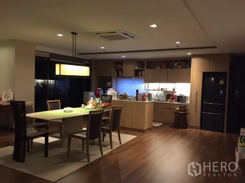 公寓 出售在Watthana, Bangkok - 开放式厨房与餐厅，木质柜体、岛台与吊灯