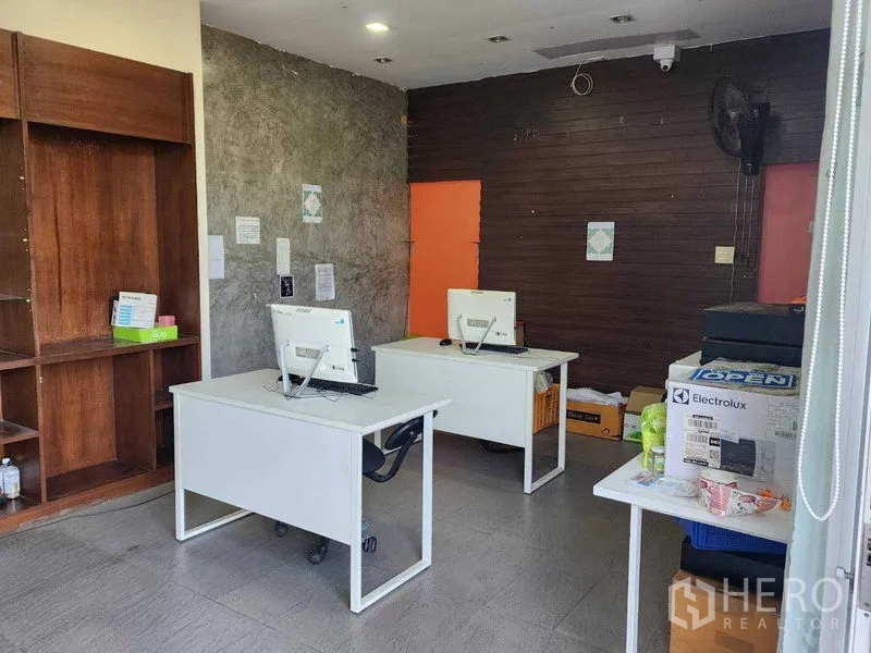 货栈 出租在Lat Phrao, Bangkok - 另一处办公室空间，设工作站、木质书架与设备。