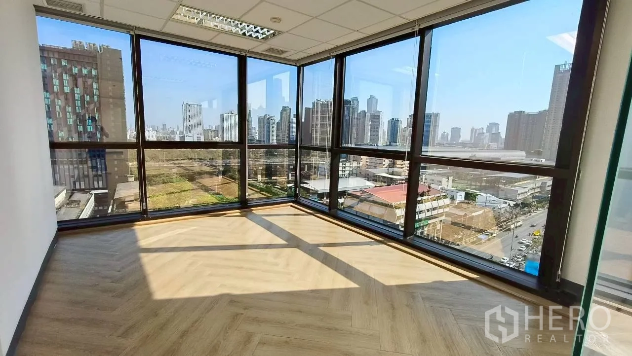 สำนักงาน for rent in Ratchathewi, Bangkok - มุมทำงานกระจกเต็มบานพร้อมวิวพาโนรามาใจกลางเมือง