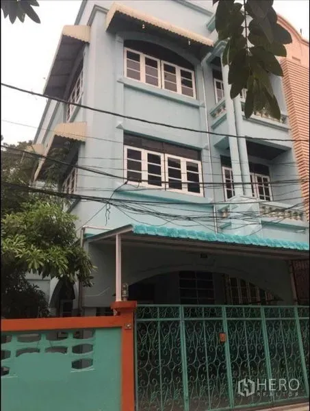 Detached House for rent in Chatuchak, Bangkok - Gated multi-level detached house exterior painted light blue in Chatuchak.
