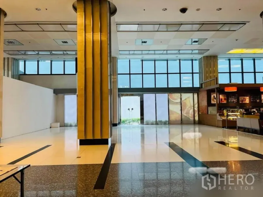 零售空间 出租在Khlong Toei, Bangkok - 临近玻璃出入口的铺面立面，高窗采光良好，旁设咖啡店