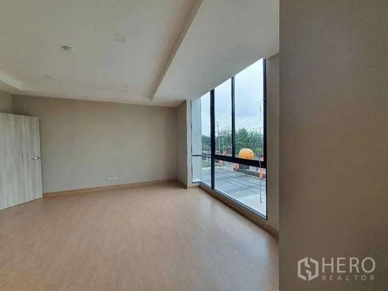 Home Office for rent in Lat Krabang, Bangkok - Corner office room with floor-to-ceiling windows overlooking the street.
