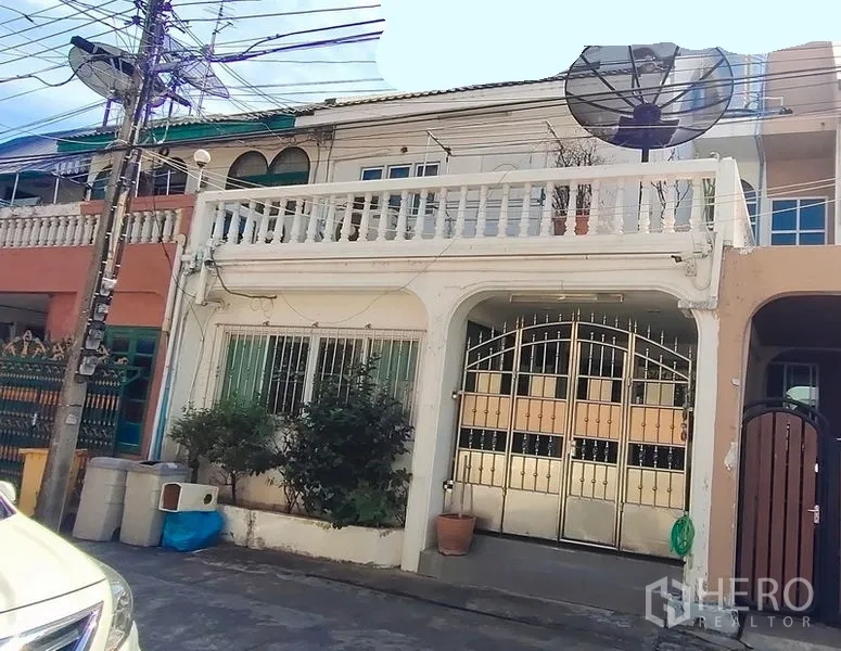 ทาวน์เฮาส์ ให้เช่าในWatthana, Bangkok - หน้าบ้านทาวน์เฮ้าส์ 2 ชั้นย่านวัฒนา กรุงเทพฯ ประตูรั้วและระเบียงกว้าง