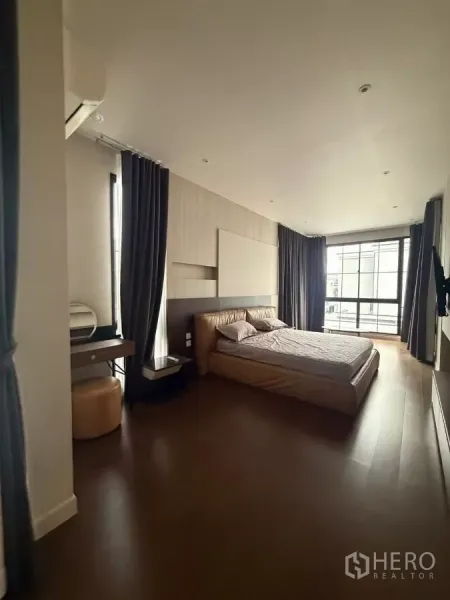 Detached House for rent in Saphan Sung, Bangkok - Spacious master bedroom with dressing table and floor-to-ceiling corner windows.