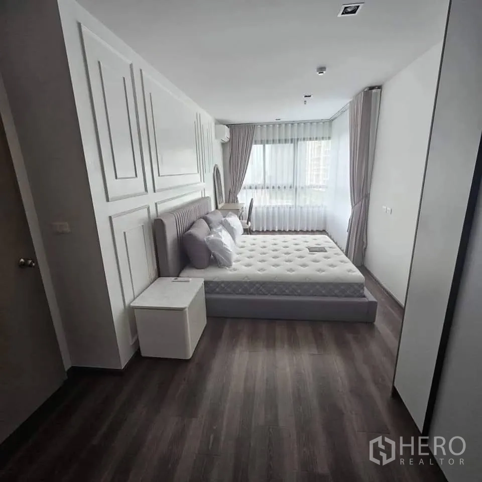 คอนโด for rent in Huai Khwang, Bangkok - ห้องนอนกว้างมีหน้าต่างบานใหญ่ ผ้าม่านโปร่ง และโต๊ะเครื่องแป้ง