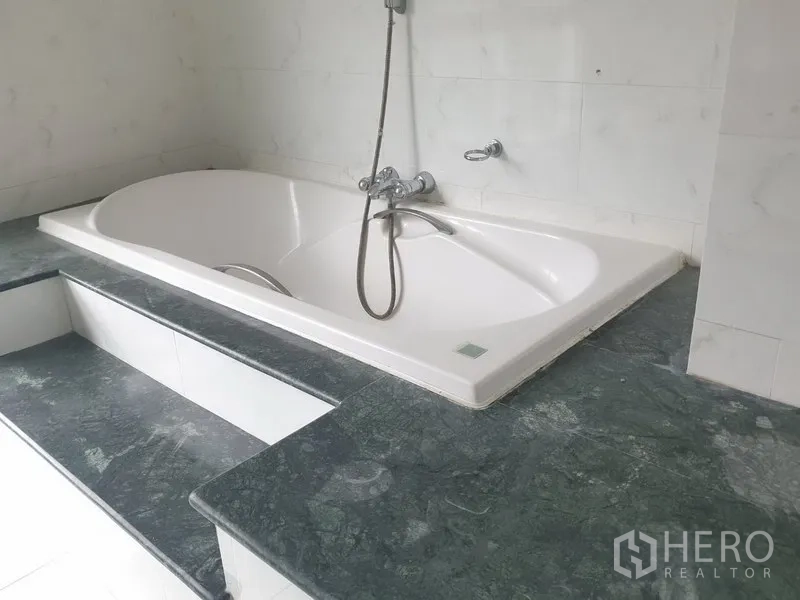 คอนโด ให้เช่าในWatthana, Bangkok - ห้องน้ำพร้อมอ่างอาบน้ำขนาดใหญ่ ฝักบัวสายอ่อน และท็อปหินอ่อน