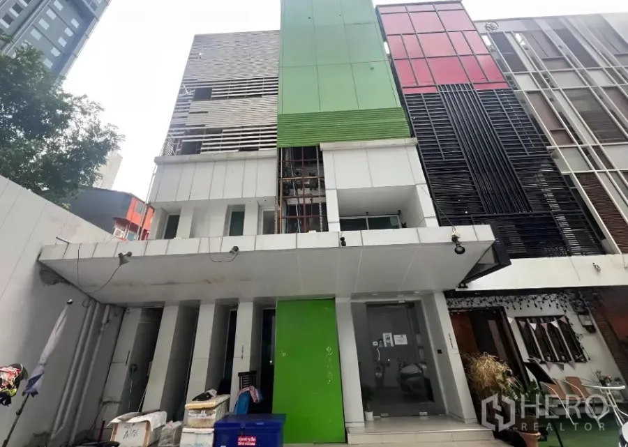 อาคารพาณิชย์ ขายในWatthana, Bangkok - อาคารพาณิชย์หลายชั้นด้านหน้าโทนสีเขียวพร้อมประตูกระจก ทำเลพร้อมพงษ์ prime.