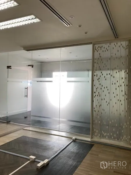 办公空间 出租在Khlong Toei, Bangkok - 采光充足的会议室，滑动玻璃门与隐私屏风。