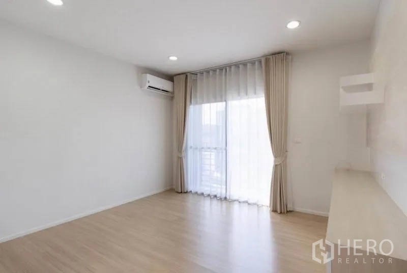 联排别墅 出租或出售在Watthana, Bangkok - 宽敞卧室，阳台推拉门与壁挂空调。