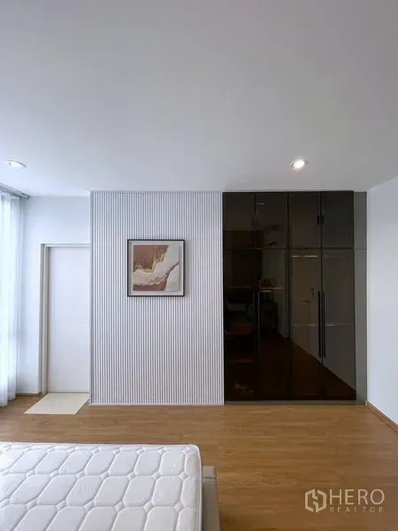 Townhouse for rent in Bang Phli, Samut Prakan - Bedroom feature wall with textured panels and glossy built-in closet.