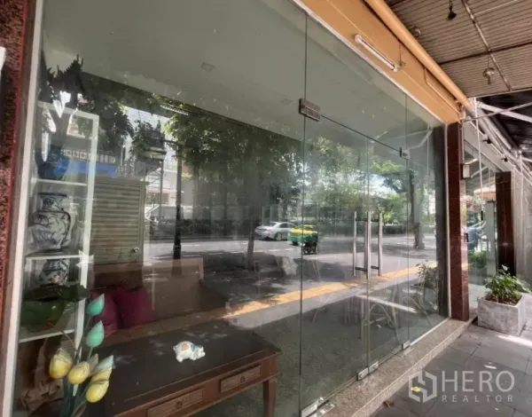 店屋 出租在Watthana, Bangkok - 临街玻璃店面与人行道的店屋外观，位于曼谷Watthana。