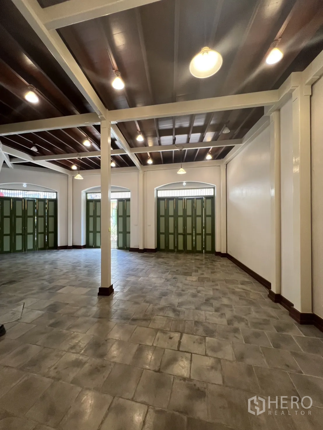 店屋 for rent in Samphanthawong, Bangkok - 宽阔店面，梁架天花与充足照明，连贯大块地砖及多扇前门。