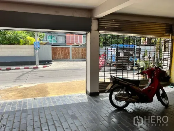 ทาวน์เฮาส์ ให้เช่าในKhlong Toei, Bangkok - ที่จอดรถชั้นล่างมีหลังคาพร้อมประตูม้วน เปิดออกสู่ถนนเงียบสงบ