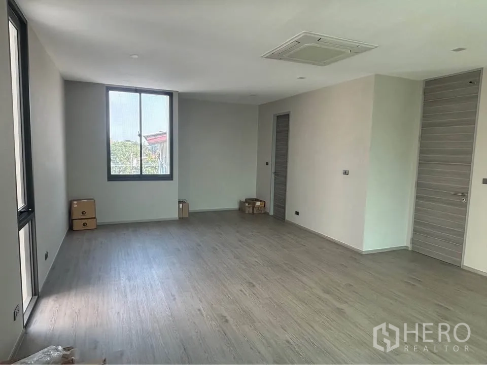 家庭办公室 for rent or sale in Suan Luang, Bangkok - 挑高双层大厅，巨幅窗户引入充足日光。