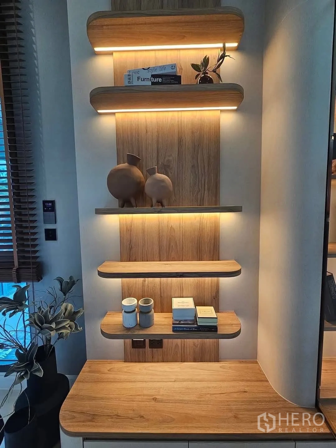 บ้านเดี่ยว for rent or sale in Suan Luang, Bangkok - ชั้นลอยไม้พร้อมไฟส่องสว่างแบบวอร์มไวท์