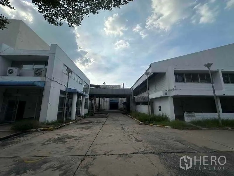 工厂 出租在Khlong Luang, Pathum Thani - 连接各楼的工厂中庭通道