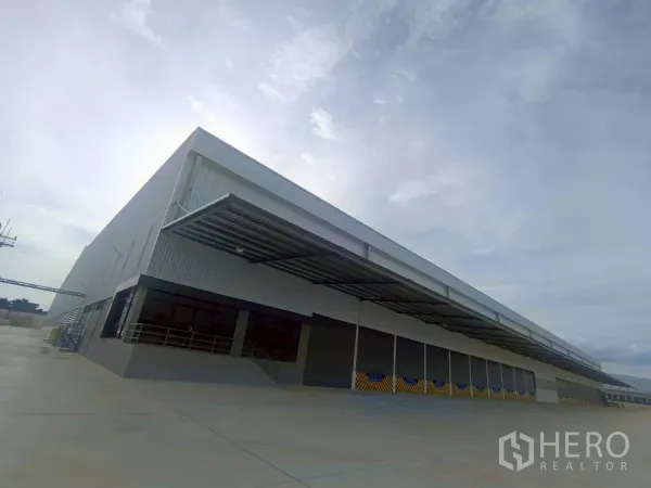 โรงงาน ให้เช่าในSi Racha, Chon Buri - ภายนอกโรงงานใหม่แบบสแตนด์อโลนในศรีราชา มีหลังคาคลุมท่าขนถ่ายและลานคอนกว้าง
