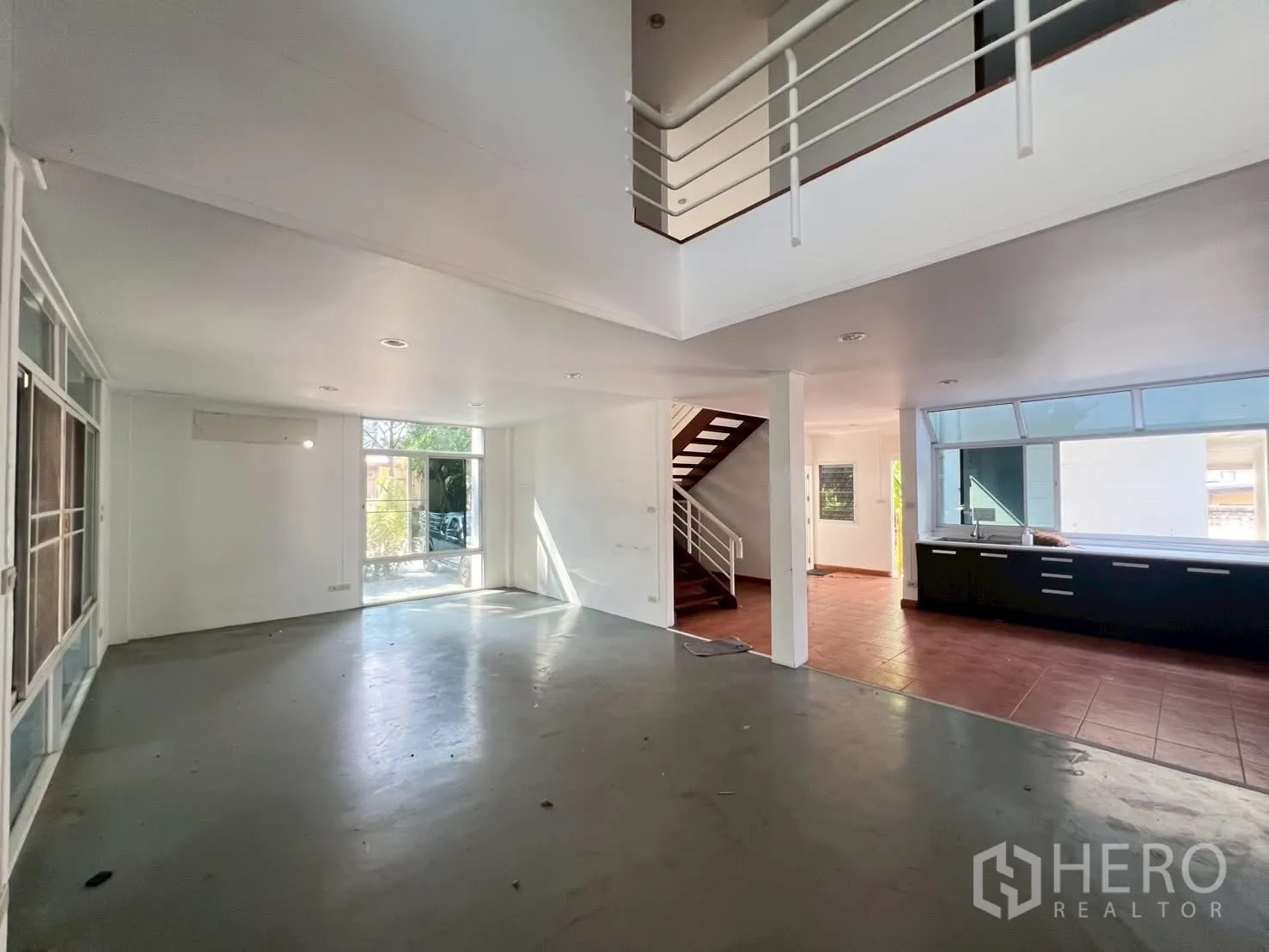 บ้านเดี่ยว for rent in Watthana, Bangkok - โถงรับแขกและทานอาหารโล่ง พร้อมชั้นลอยและครัวติดกัน