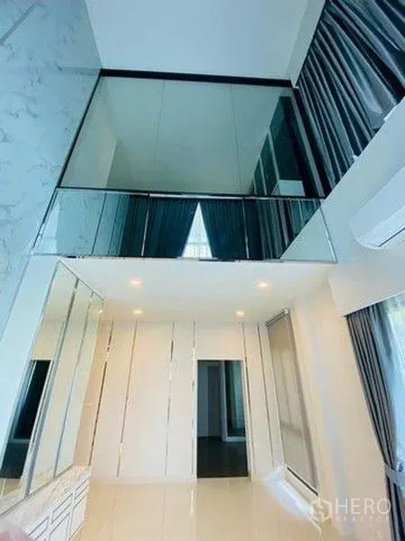 บ้าน ขายในBang Phli, Samut Prakan - ห้องเพดานสูงแบบดับเบิลสเปซ มีชั้นลอยราวกระจก กระจกตกแต่ง และผ้าม่านสูง