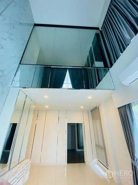 บ้าน ขายในBang Phli, Samut Prakan - ห้องเพดานสูงแบบดับเบิลสเปซ มีชั้นลอยราวกระจก กระจกตกแต่ง และผ้าม่านสูง