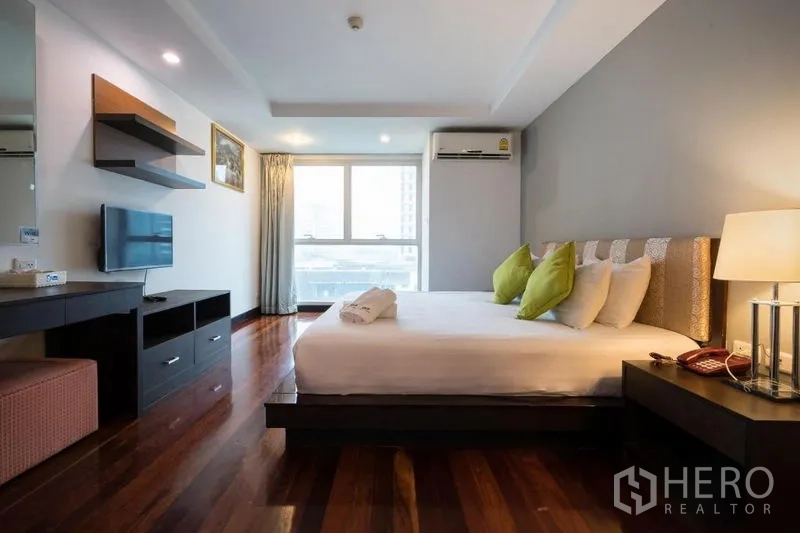 公寓 出租在Watthana, Bangkok - 主卧木地板，大窗户，挂墙电视与床头灯