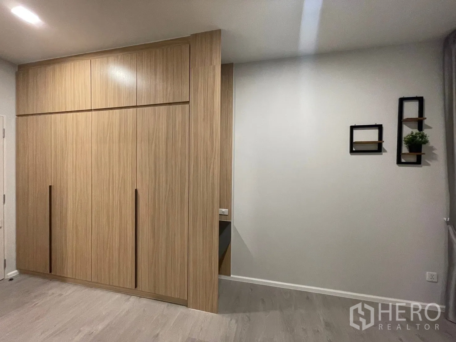独栋房屋 for rent in Prawet, Bangkok - 木饰面内置衣柜，提供充足储物空间。