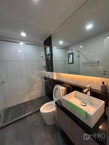 Detached House for rent in Bang Kapi, Bangkok - Contemporary bathroom with vessel sink, toilet, and frameless glass shower.