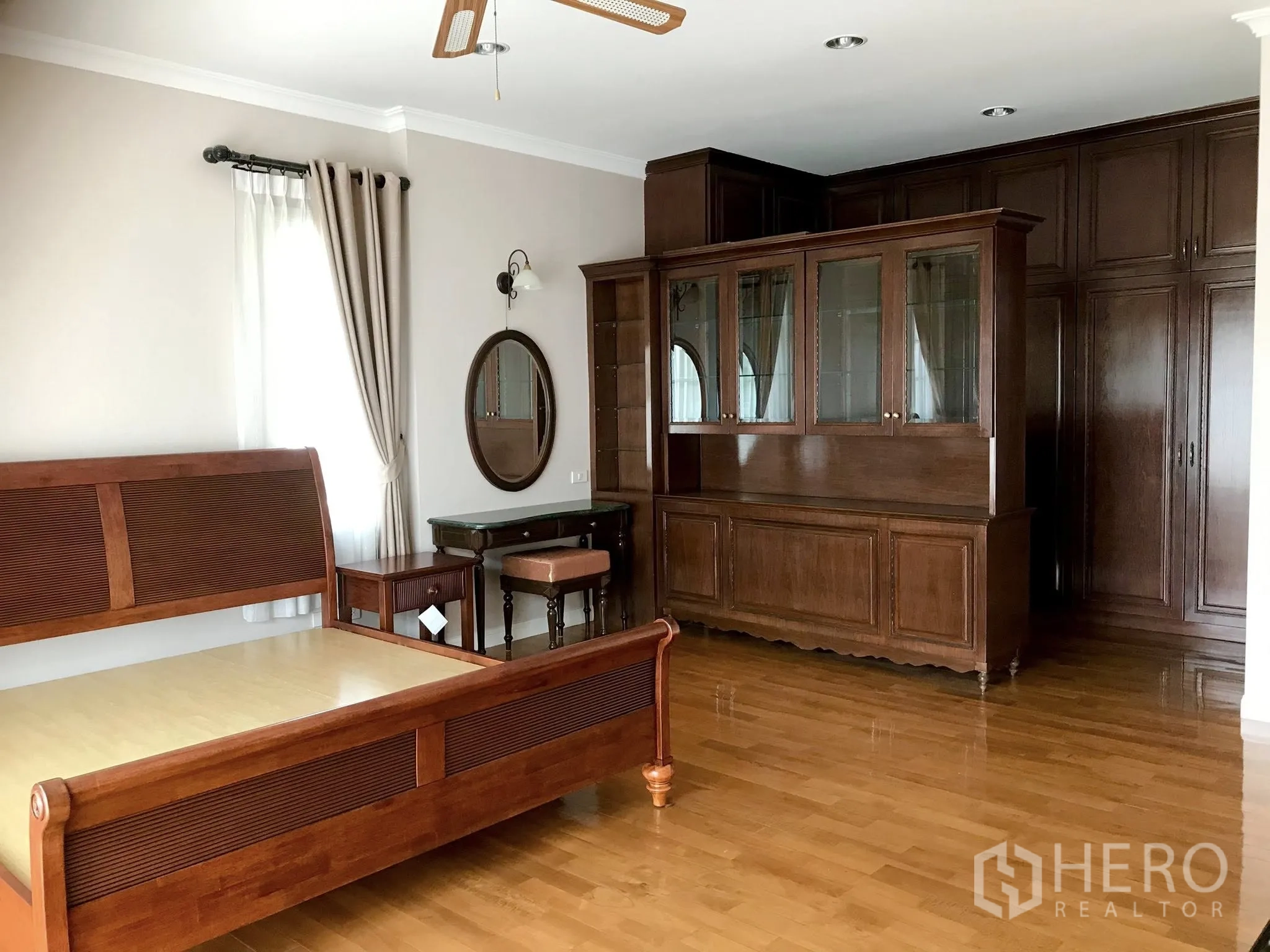 บ้านเดี่ยว for rent in Mueang Samut Prakan, Samut Prakan - มุมมองห้องนอนหลักมีตู้ไม้บิลท์อินขนาดใหญ่รอบห้อง