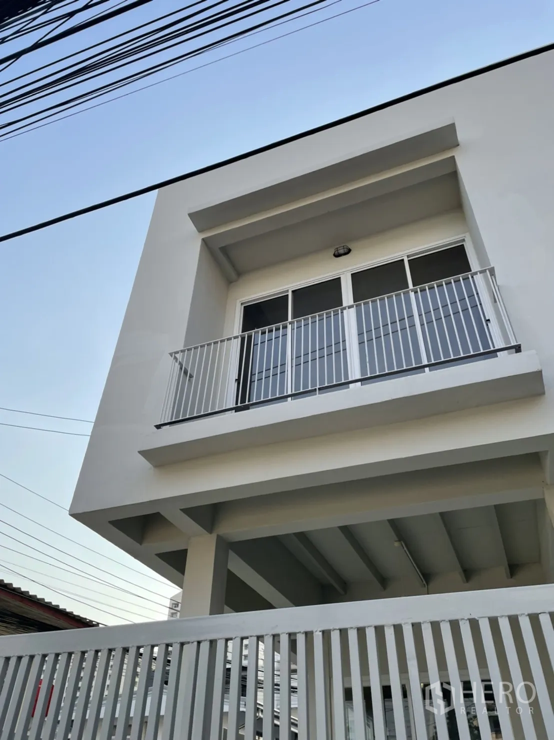 独立式住宅 出租或出售在Din Daeng, Bangkok - 近景展示二楼阳台与金属栏杆的白色外立面。