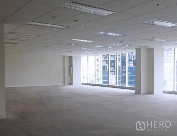 办公空间 出租在Bang Na, Bangkok - 宽敞的开放式办公室，网格吊顶灯、地毯地面与大面积窗户，可欣赏城市景观，位于曼谷邦纳。