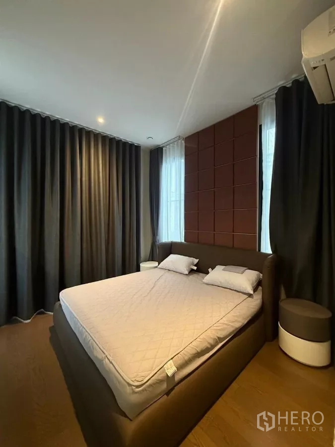 Detached House for rent in Saphan Sung, Bangkok - Guest bedroom featuring upholstered headboard, side tables and blackout drapes.
