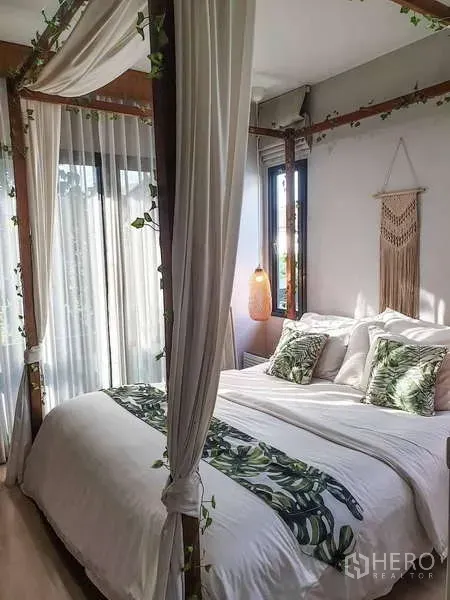 บ้าน ขายในBang Phli, Samut Prakan - ห้องนอนมาสเตอร์เตียงสี่เสาพร้อมผ้าม่านโปร่งและหน้าต่างบานใหญ่