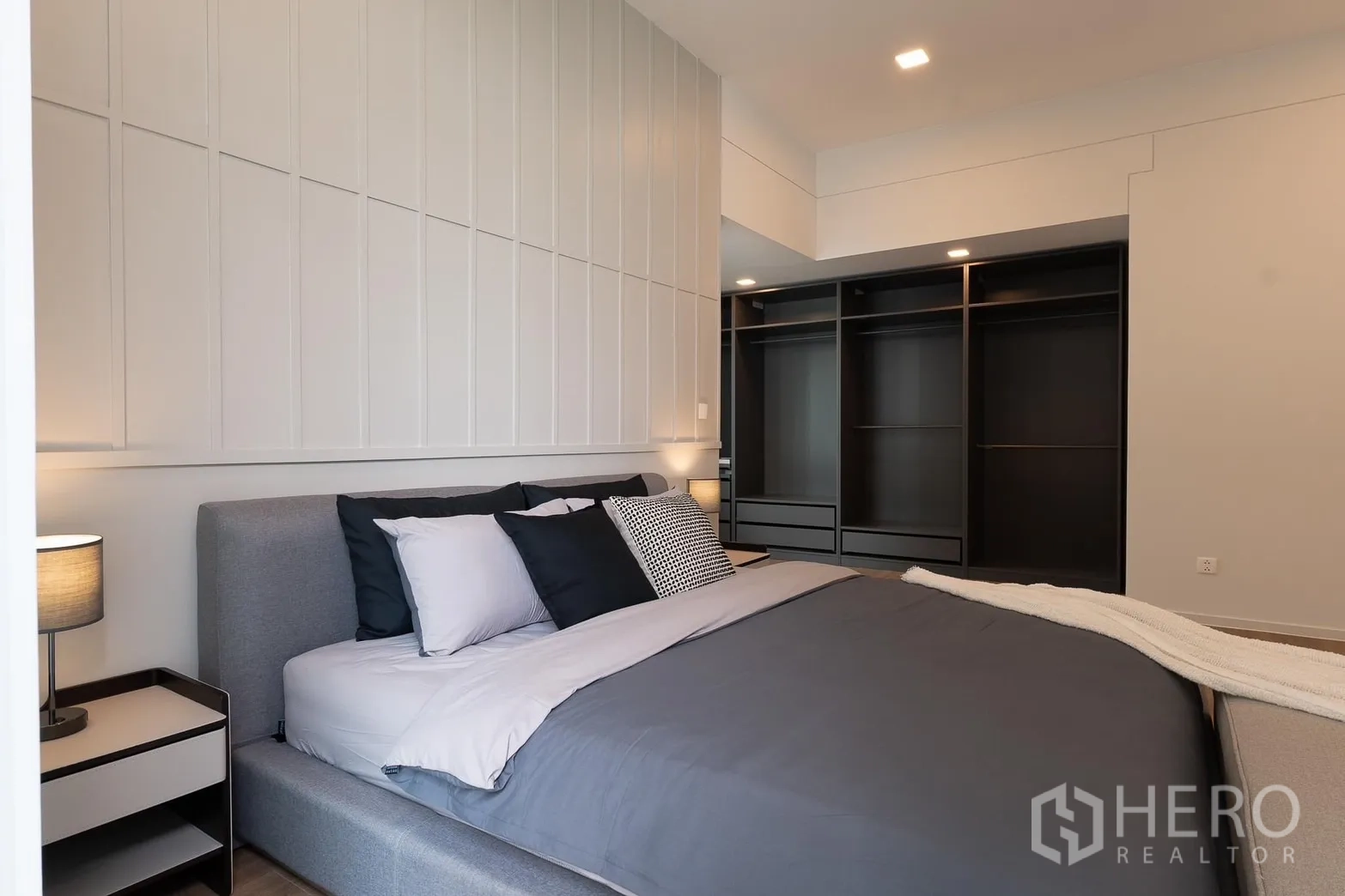 บ้าน ให้เช่าในSaphan Sung, Bangkok - ห้องนอนกว้างพร้อมตู้เสื้อผ้าบิลท์อินและเตียงโทนเทา