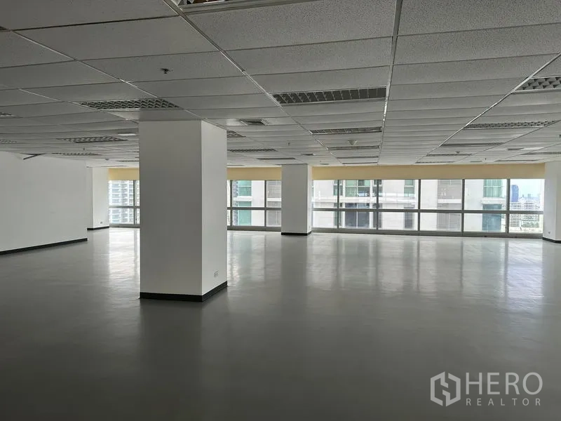 办公空间 出租 - 开放工位区，多根立柱，吊顶与侧窗带来自然光。