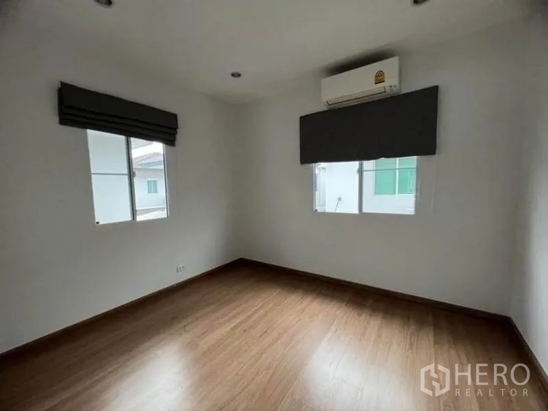 บ้าน ให้เช่าในSuan Luang, Bangkok - ห้องนอนที่สาม พื้นไม้ หน้าต่าง และเครื่องปรับอากาศ