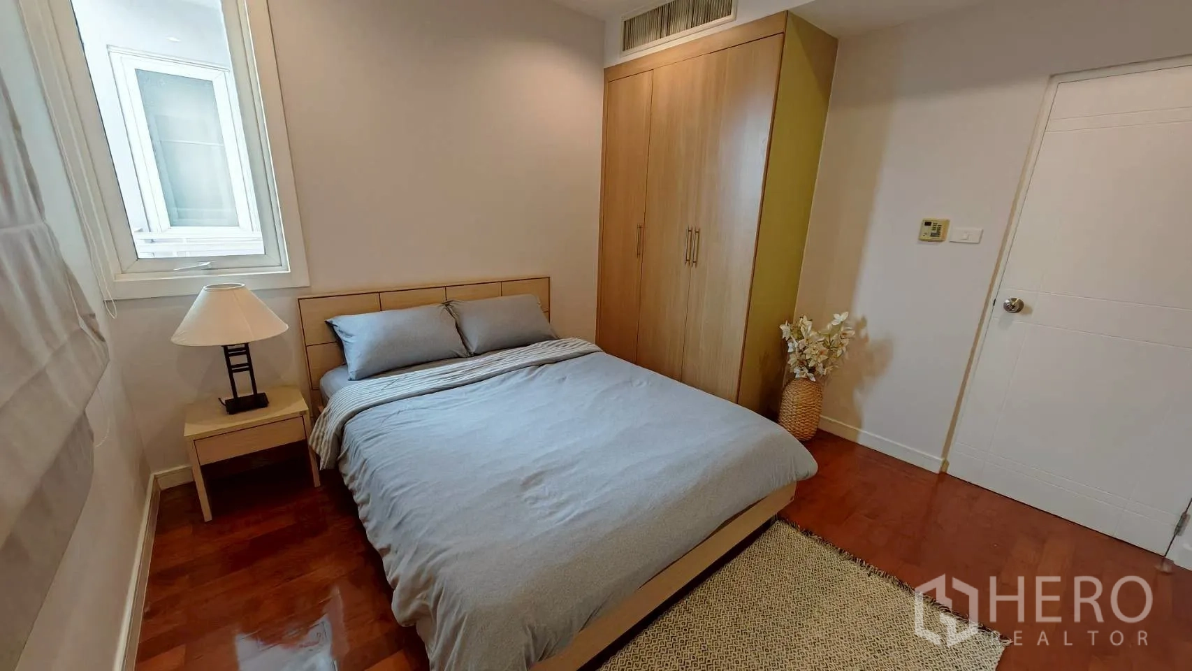 公寓 for rent in Khlong Toei, Bangkok - 温馨卧室配双人床、衣柜与床头灯。