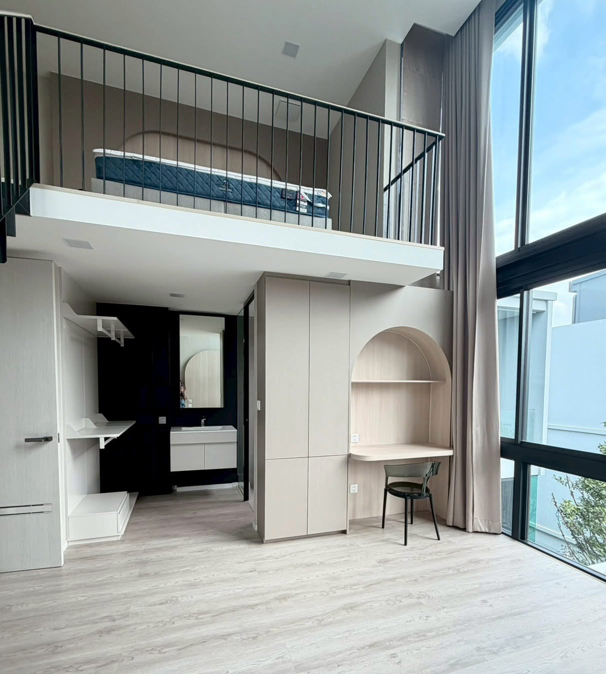 Detached House for rent in Saphan Sung, Bangkok - Double-height bedroom with mezzanine sleeping loft, study desk and floor-to-ceiling windows.